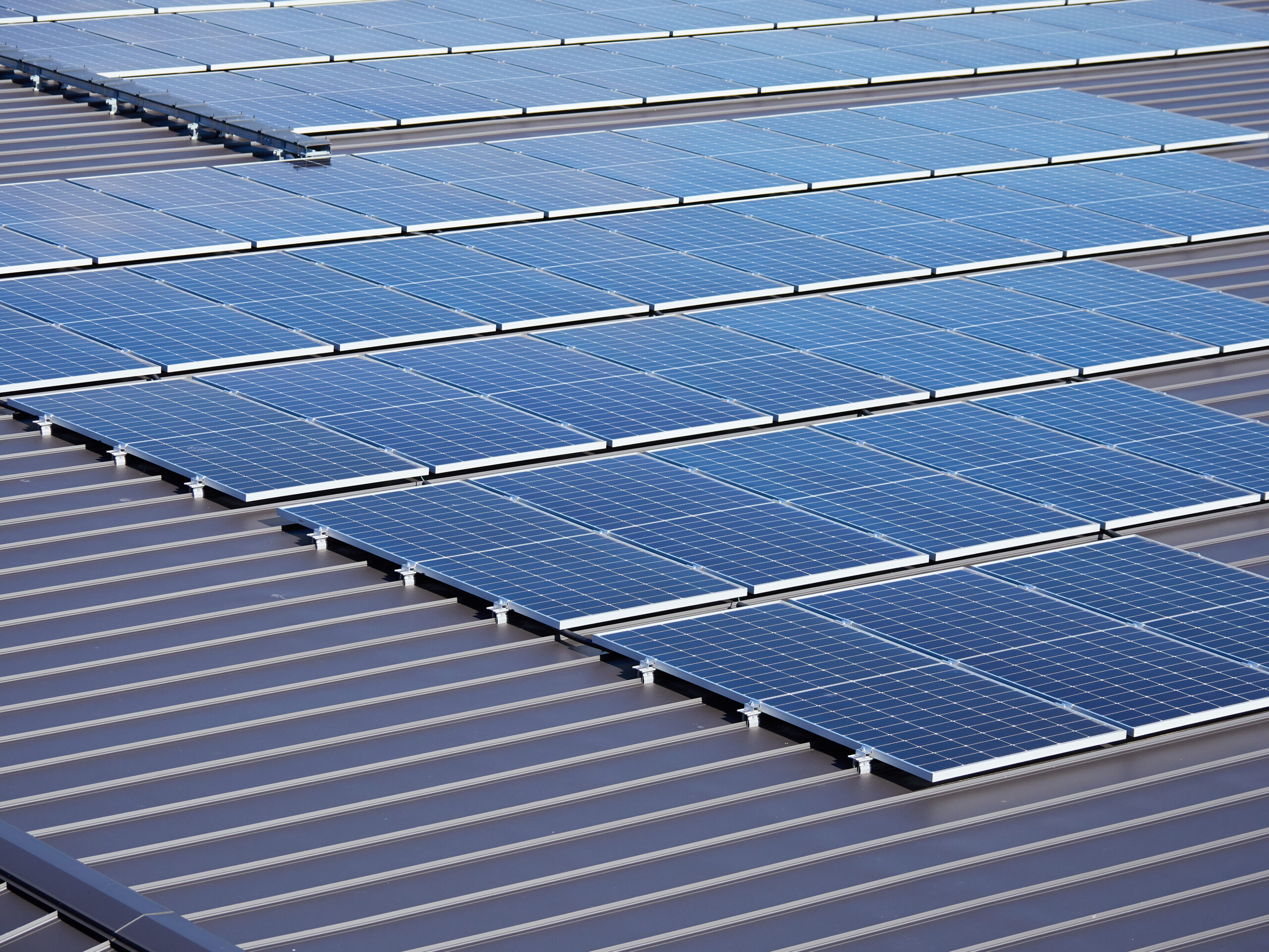 duurzaamheid, zonnepanelen op dak fabriek